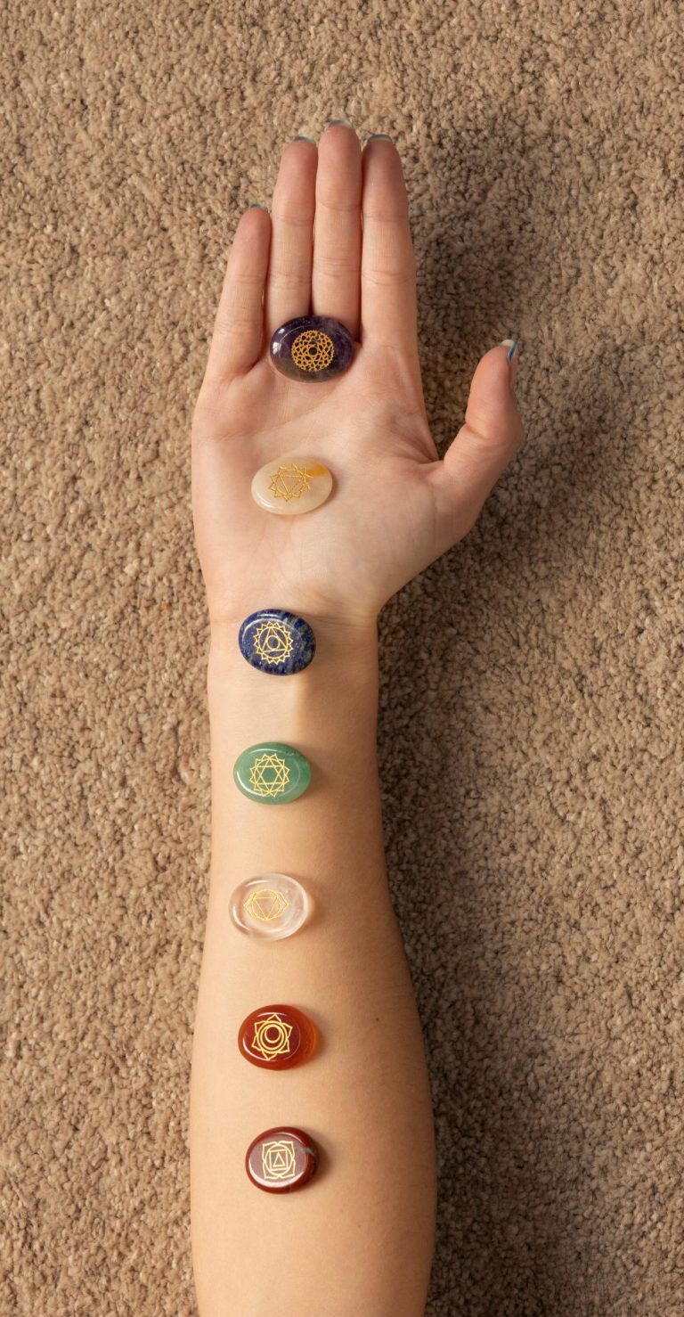 Hand mit Chakrasteinen, Reiki lernen, Chakra Heilung, Ausbildung Reiki Grad 1 Online