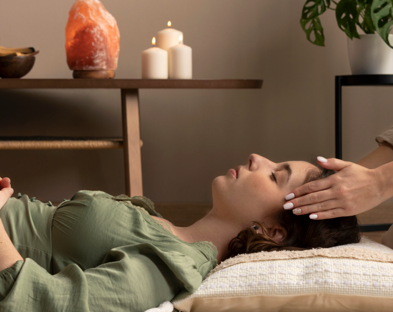 Reiki Behandlung vor Ort in Melle, eine Frau liegt auf dem Rücken und bekommt eine Reiki Anwendung in Melle